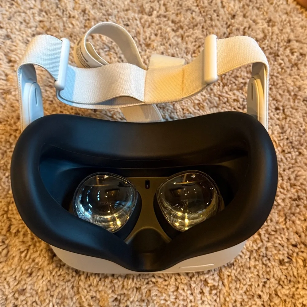 OCULUS QUEST 2- GREAT CONDITION- RARELY USED